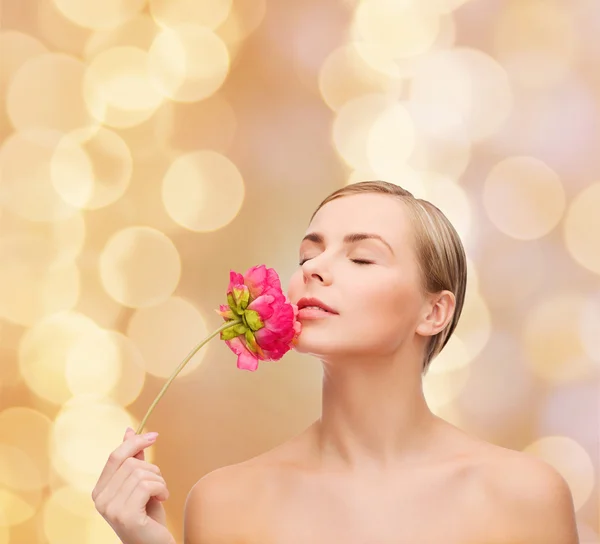 Schöne Frau mit Pfingstrose Blume — Stockfoto