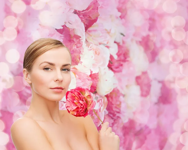 Mulher encantadora com flor de peonie — Fotografia de Stock