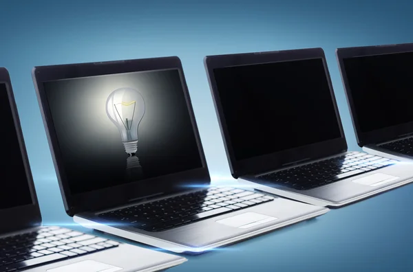 Many laptop computers with blank black screens — Stock Photo, Image