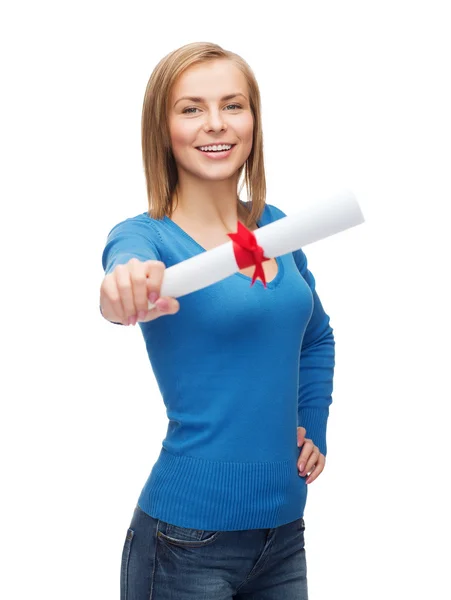 Mujer sonriente con diploma —  Fotos de Stock