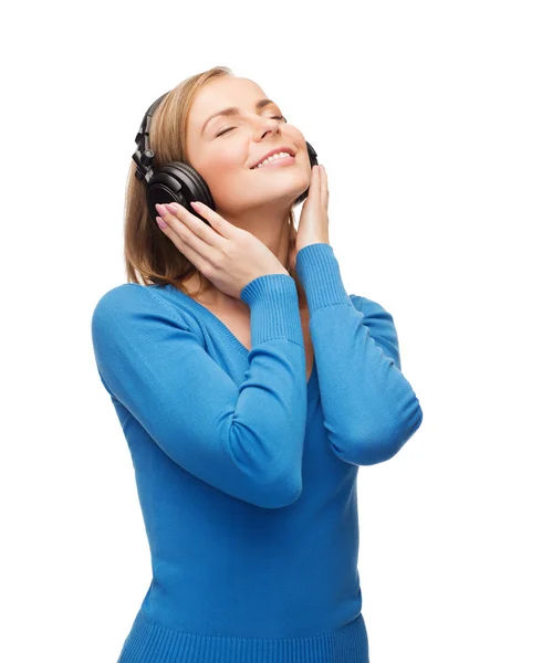 Joven sonriente con auriculares — Foto de Stock