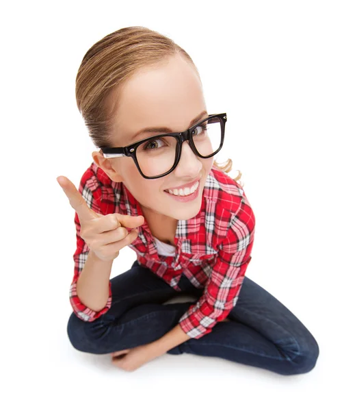 Smiling teenager in eyeglasses with finger up — Stock Photo, Image