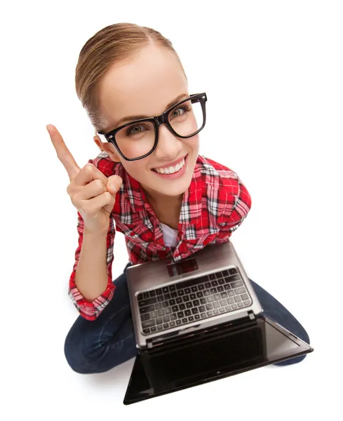 Lachende tienermeisje in bril met laptop — Stockfoto