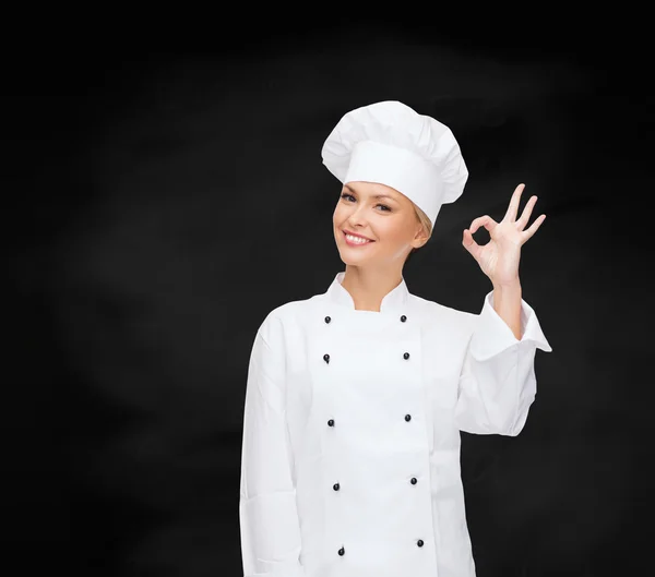 Uśmiechnięta kobieta kucharz Wyświetlono ok ręka znak — Zdjęcie stockowe