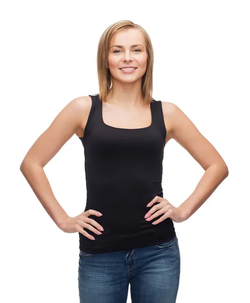 Lächelnde Frau in leerem schwarzen Tanktop — Stockfoto