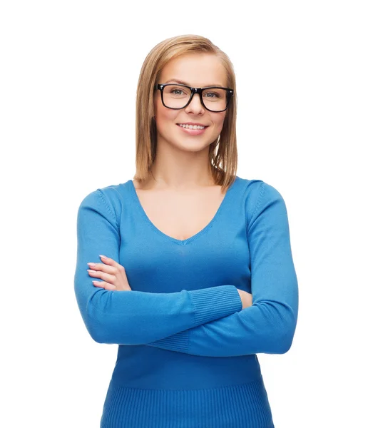 Lächelndes Mädchen in lässiger Kleidung und Brille — Stockfoto