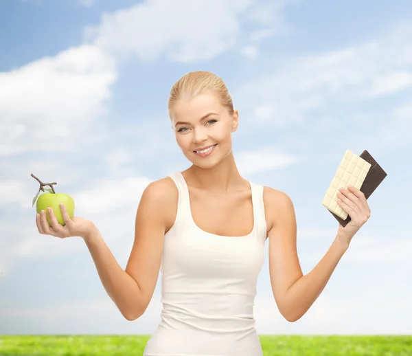 Deportiva mujer con barras de manzana y chocolate — Foto de Stock