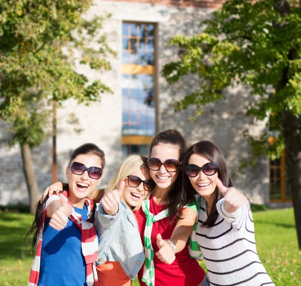 Tiener meisjes of jonge vrouwen tonen duimen omhoog — Stockfoto