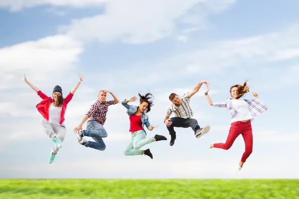 Grupo de adolescentes saltando — Foto de Stock