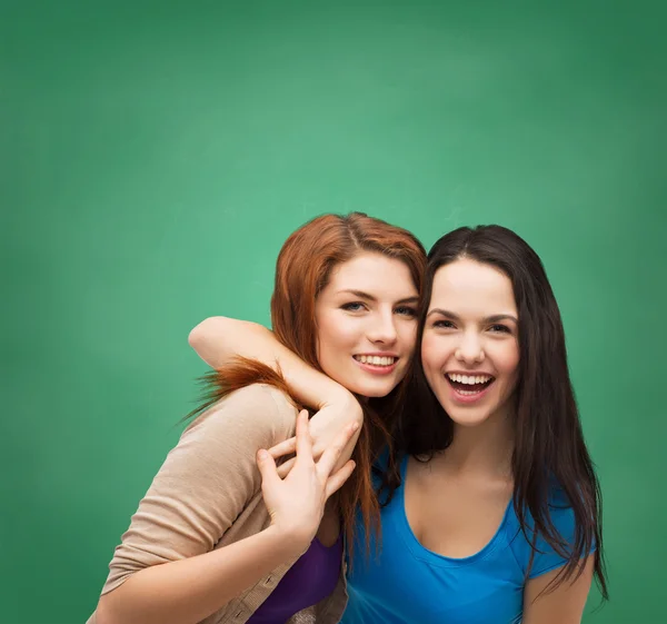 Две смеющиеся девушки обнимаются — стоковое фото