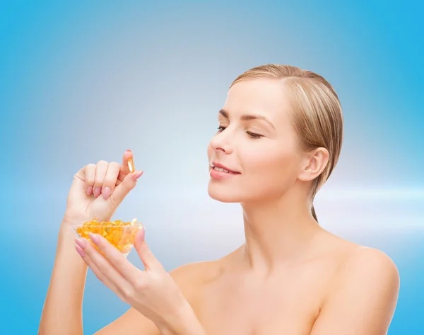 Mooie vrouw met omega-3 vitaminen — Stockfoto