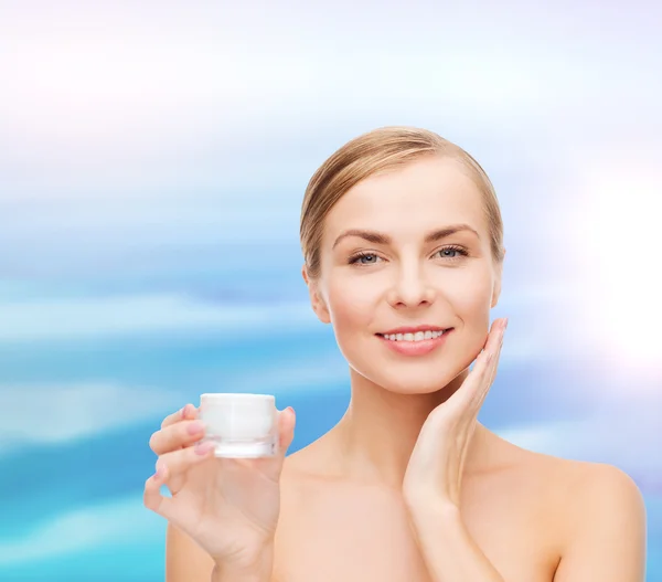 Mujer aplicando crema en su piel —  Fotos de Stock