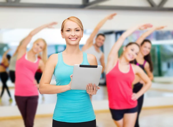 Sportieve vrouw met tablet pc — Stockfoto