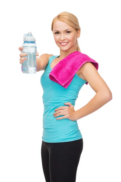 Donna sportiva con asciugamano e bottiglia di watel — Foto Stock
