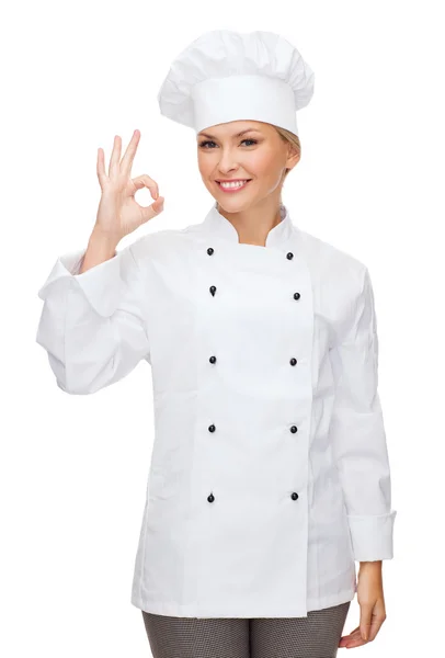 Sorridente chef femminile mostrando ok segno della mano — Foto Stock