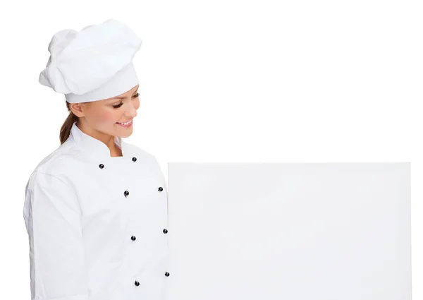 Улыбающаяся шеф-повар с белой доской — стоковое фото