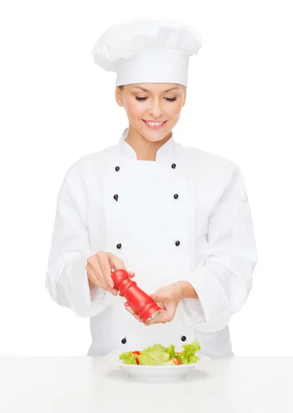 Usmívající se žena kuchař s přípravou salátu — Stock fotografie