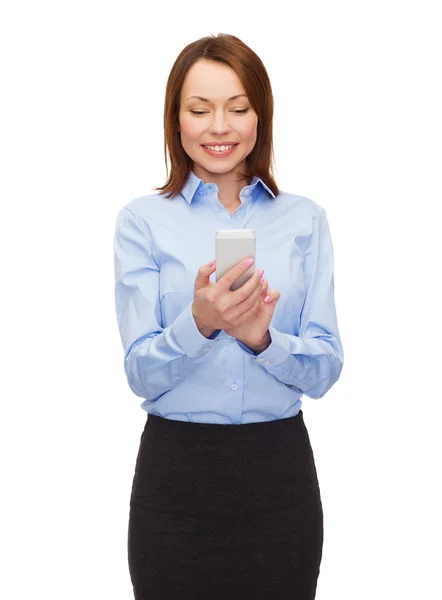Unga leende affärskvinna med smartphone — Stockfoto