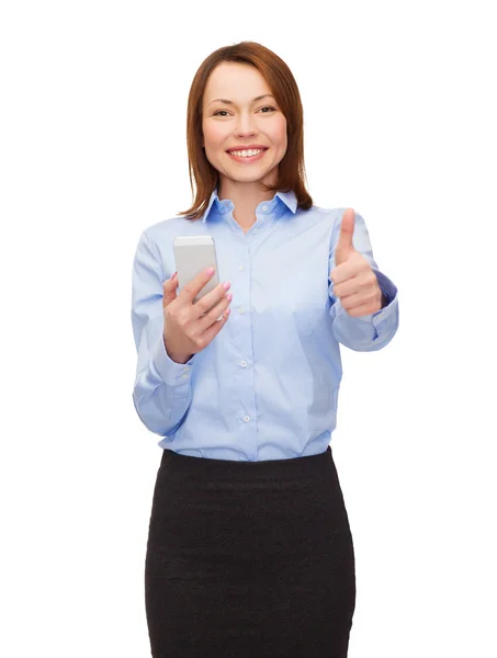 Giovane donna d'affari sorridente con smartphone — Foto Stock