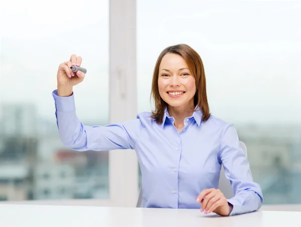 Geschäftsfrau schreibt etwas in die Luft — Stockfoto