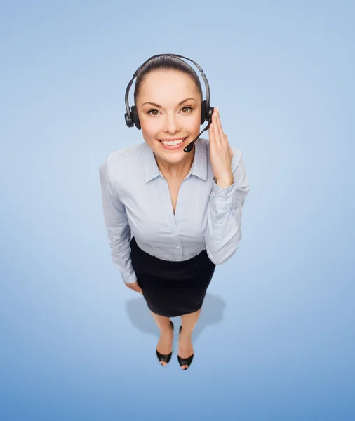 Amigável operador de linha de apoio feminino com fones de ouvido — Fotografia de Stock