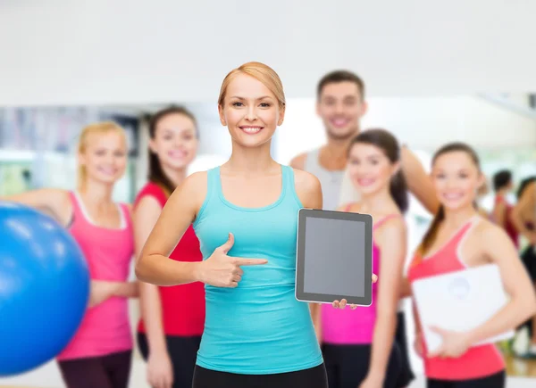 Sportieve vrouw met tablet pc-leeg scherm — Stockfoto