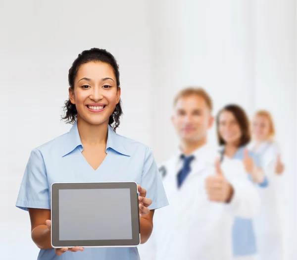 Lächelnde Ärztin oder Krankenschwester mit Tablet-PC — Stockfoto