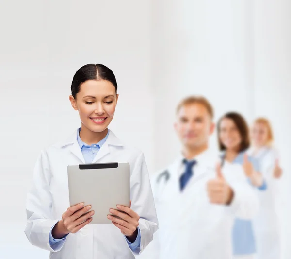 Medico femminile senza stetoscopio e tablet pc — Foto Stock