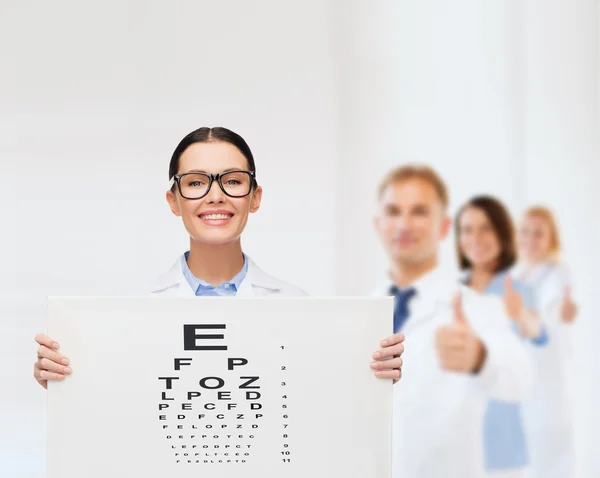 Doctora en anteojos con gráfico ocular — Foto de Stock