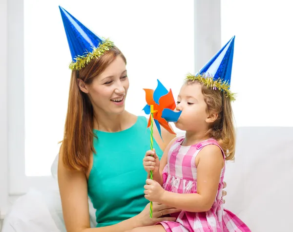 Μητέρα και κόρη στην μπλε καπέλα με pinwheel — Φωτογραφία Αρχείου