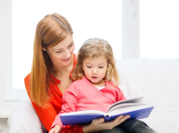 Счастливая мать и дочь с книгой — стоковое фото