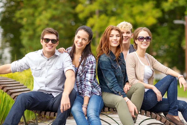 Groep studenten of tieners opknoping — Stockfoto