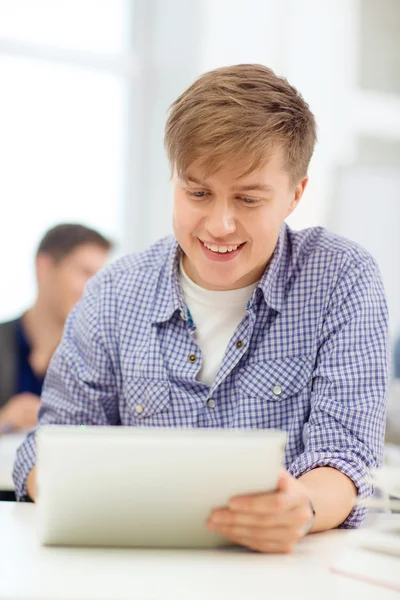 Estudante adolescente sorridente com computador tablet pc — Fotografia de Stock