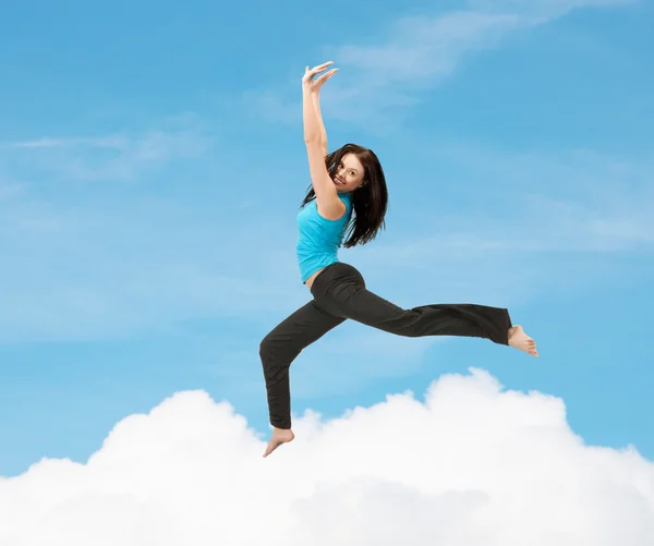 Спортивная женщина прыгает в спортивной одежде — стоковое фото