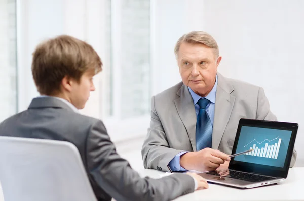 Oudere man en een jonge man met laptopcomputer — Stockfoto