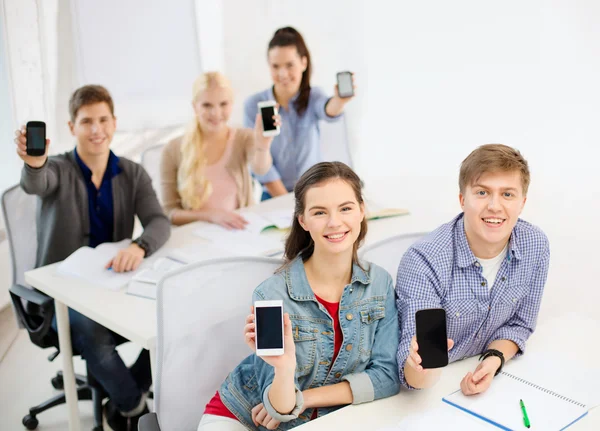 Los estudiantes muestran pantallas de teléfonos inteligentes en blanco negro — Foto de Stock