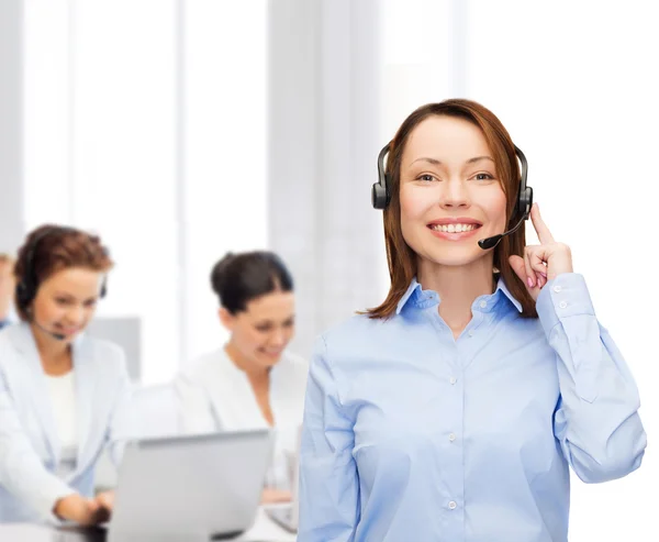 Femme sympathique opérateur de ligne d'assistance au bureau — Photo