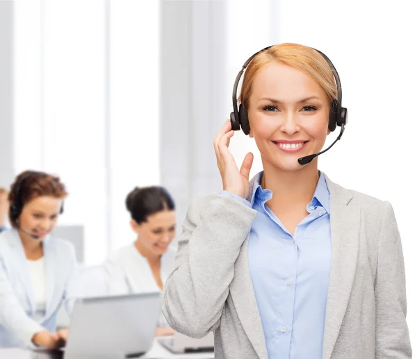 Vänlig kvinnlig hjälptelefon operatör på kontor — Stockfoto