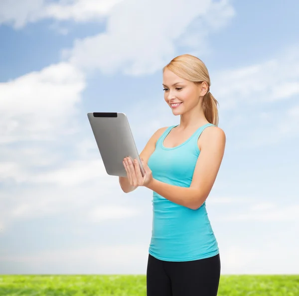 Sportieve vrouw met tablet pc — Stockfoto