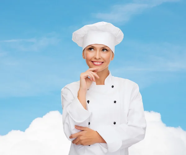 Sorridente chef donna sognando — Foto Stock