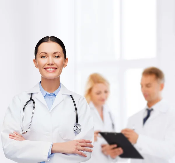 Medico sorridente femminile con stetoscopio — Foto Stock