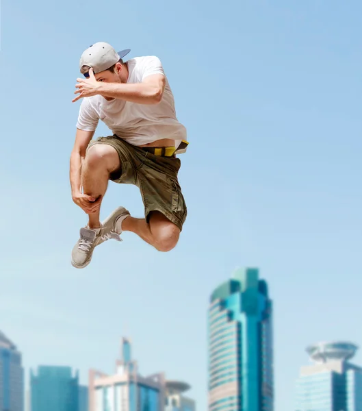 Mężczyzna tancerz skoki w powietrzu — Zdjęcie stockowe