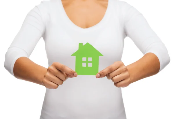 Mulher mãos segurando casa verde — Fotografia de Stock