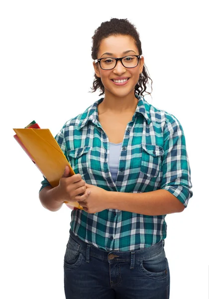 Vrouwelijke zwarte student in bril met mappen — Stockfoto