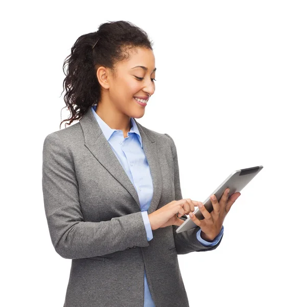 Usmívající se žena při pohledu na počítači tablet pc — Stock fotografie