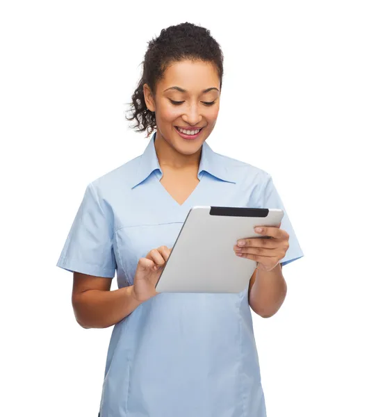 Lächelnder schwarzer Arzt oder Krankenschwester mit Tablet-PC — Stockfoto