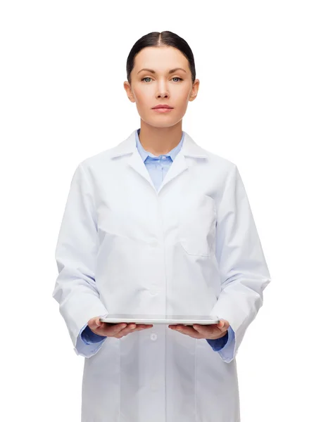 Kvinnliga läkare utan stetoskop och tablet pc — Stockfoto