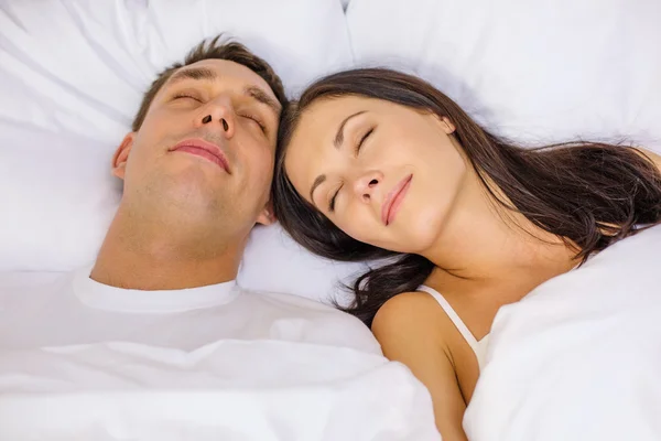 Pareja feliz durmiendo en la cama — Foto de Stock