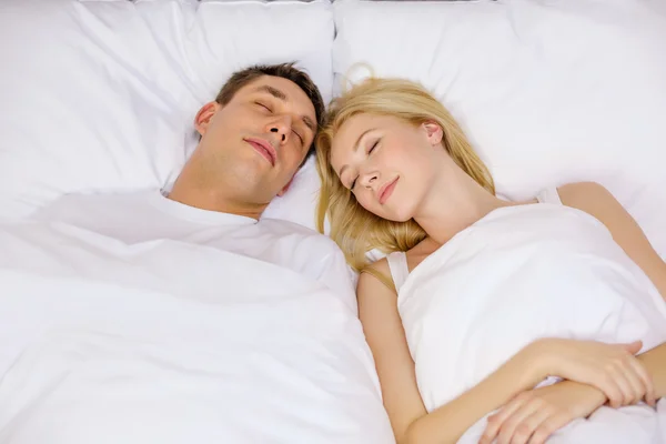 Pareja feliz durmiendo en la cama — Foto de Stock