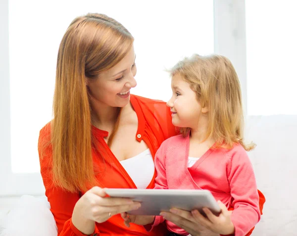 幸福的母亲和女儿与 tablet pc 机 — 图库照片